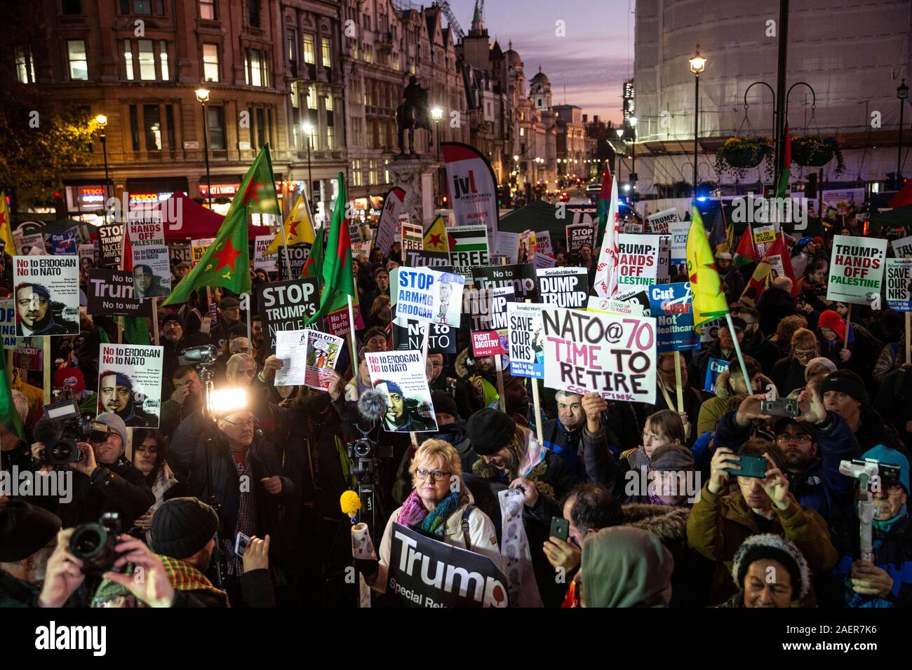 Die Demonstranten versammeln sich in Trafalgar Square gegen die NATO 70-jähriges Jubiläum Gipfel und USA Präsident Donald Trump Besuch in London, England, Großbritannien Stockfoto