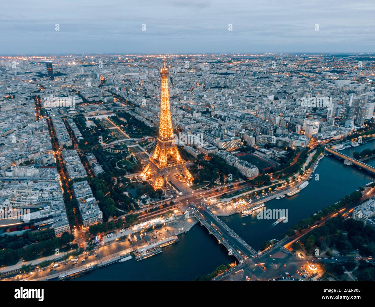 Eiffelturm in der Nacht in Paris, Frankreich Stockfoto