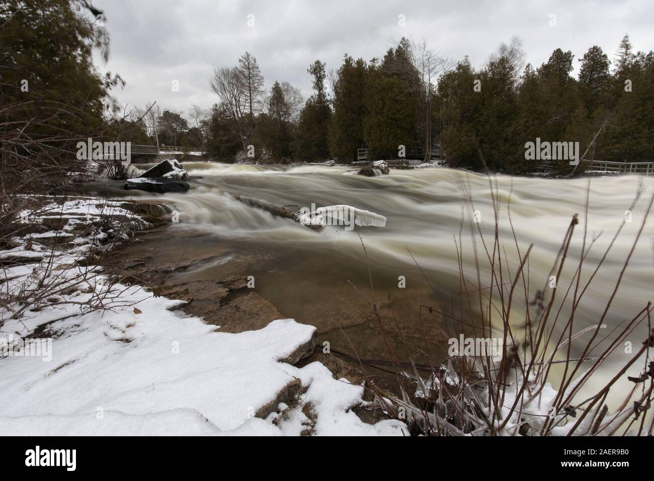 Wasserfälle im Sauble Falls Provincial Park Ontario Canada im Winter Stockfoto