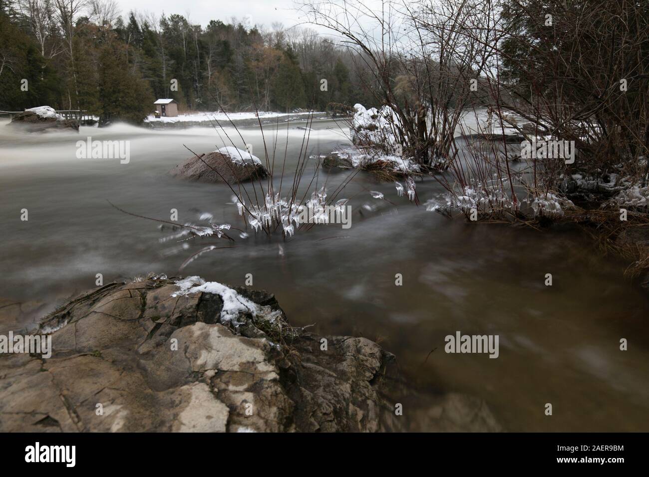 Wasserfälle im Sauble Falls Provincial Park Ontario Canada im Winter Stockfoto