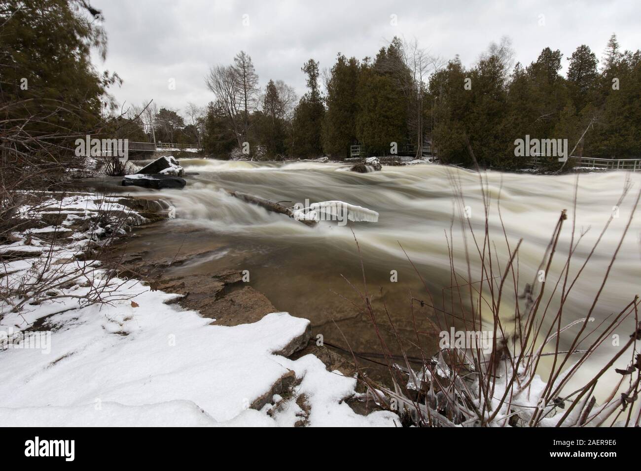 Wasserfälle im Sauble Falls Provincial Park Ontario Canada im Winter Stockfoto