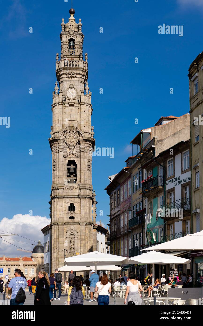 Das Torre dos Clerigos, der 75 m Barocke Kirche Turm in der Rua Sao Filipe Nery, in der Baixa der Stadt Porto, Portugal. Stockfoto