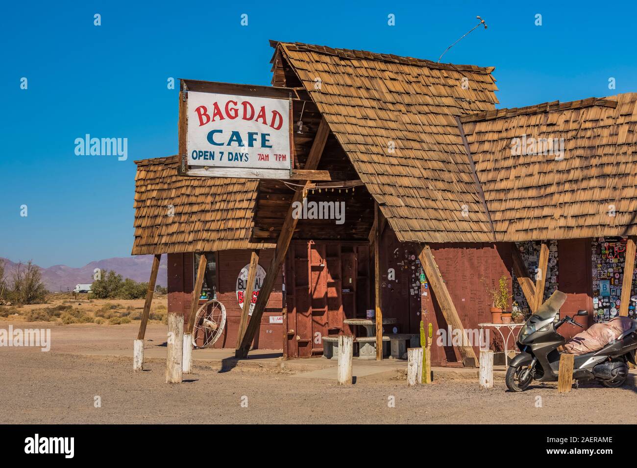 Äußere von Bagdad Cafe, ein Restaurant und eine touristische Attraktion einmal in einem gleichnamigen Film, bei Newberry Quellen entlang der Route 66 in Kalifornien, USA [ Stockfoto