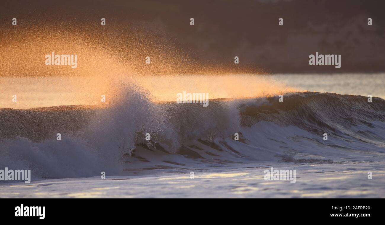 Sea Wave bei Sonnenuntergang Stockfoto