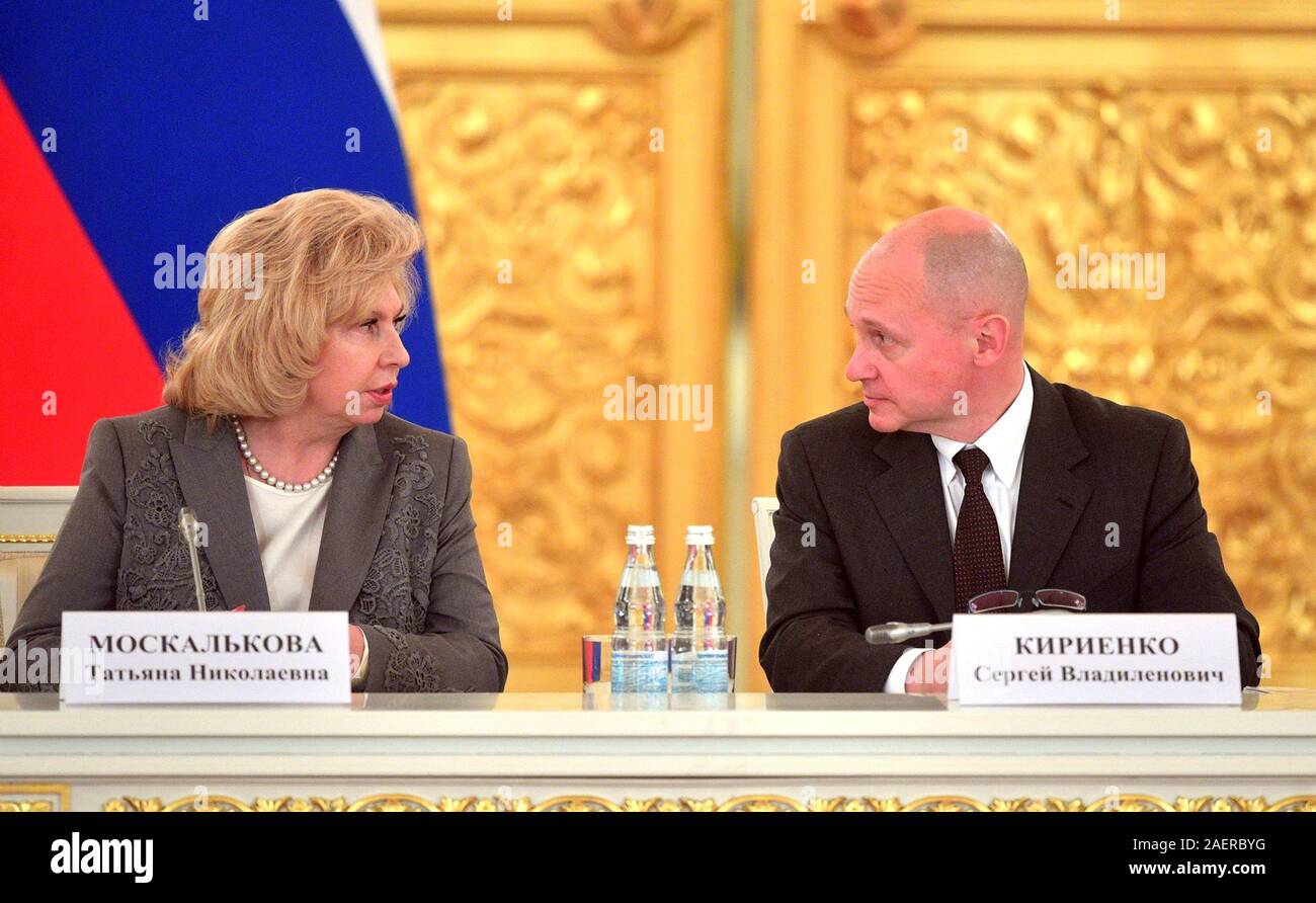 Moskau, Russland. 10. Dezember, 2019. Russische Erster Stellvertretender Stabschef der Presidential Executive Office Sergei Kiriyenko, rechts, Chats mit Menschenrechtskommissar Tatjana Moskalkova vor der Sitzung des Präsidiums für die Zivilgesellschaft und die Menschenrechte im Kreml Dezember 10, 2019 in Moskau, Russland. Credit: Alexei Druzhinin/ Kreml Pool/Alamy leben Nachrichten Stockfoto