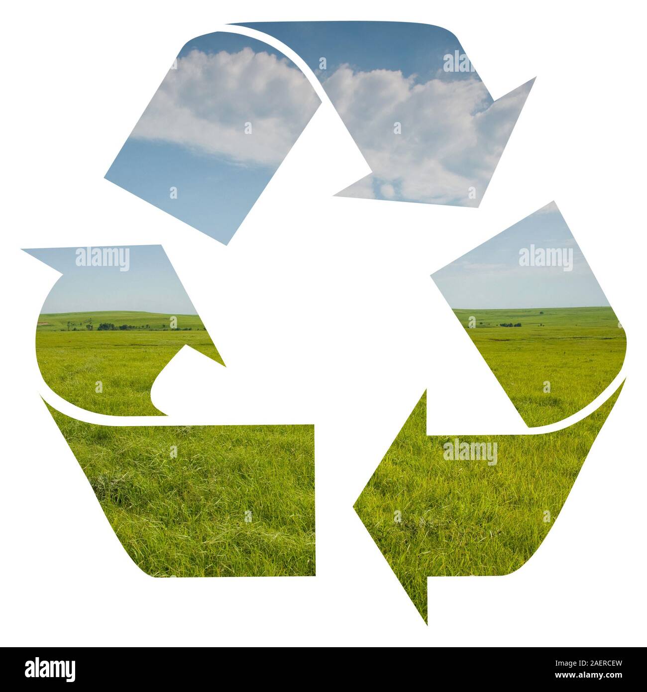 Recycling Logo isoliert auf Weiss, mit einem Bild des Frühlings Wiese mit Himmel; Konzept von sauberem Wasser und sauberer Luft in der Natur recycelt Stockfoto
