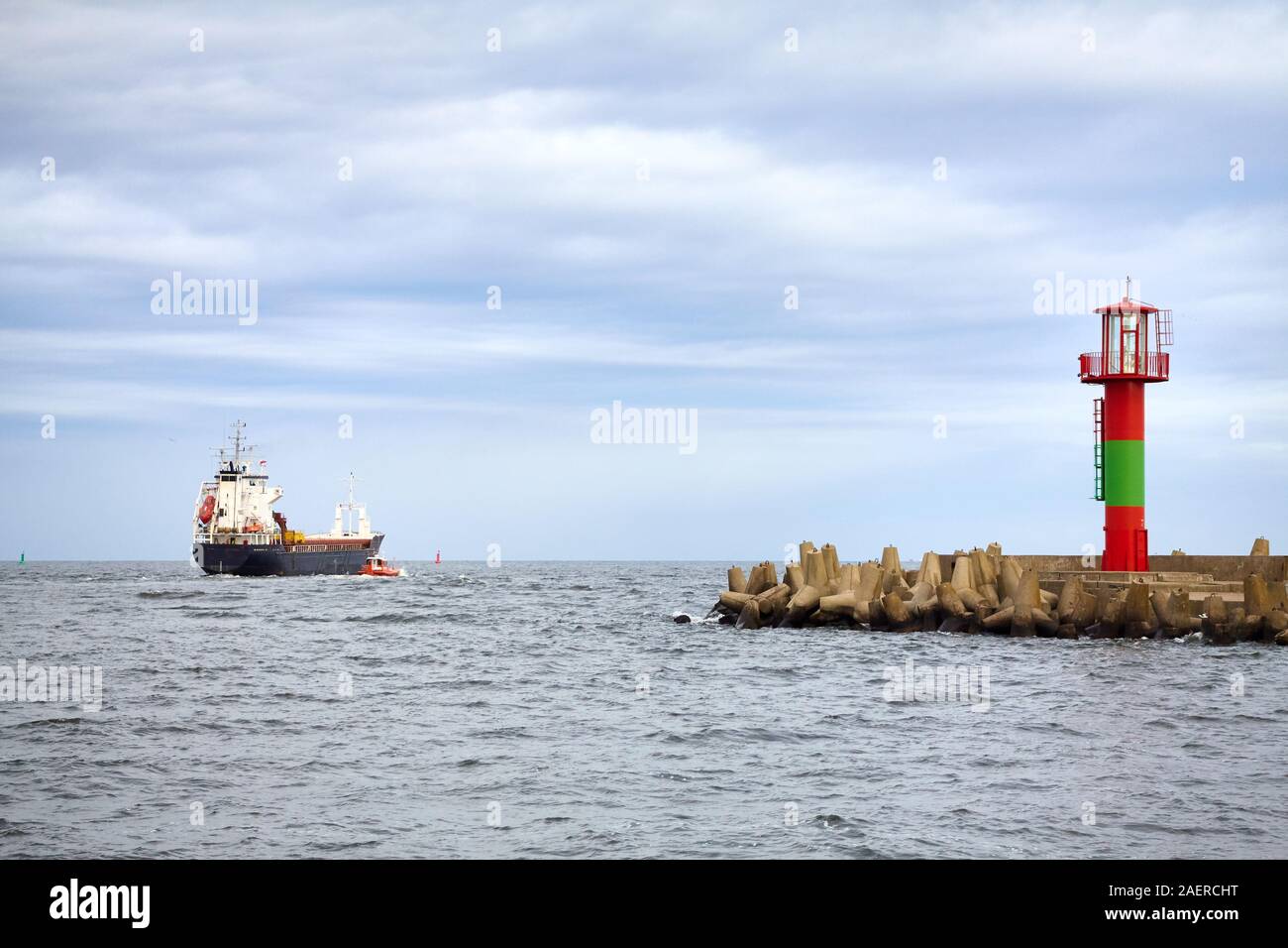 Bild von einem Schiff das Verlassen des Hafens, Swinoujscie, Polen. Stockfoto