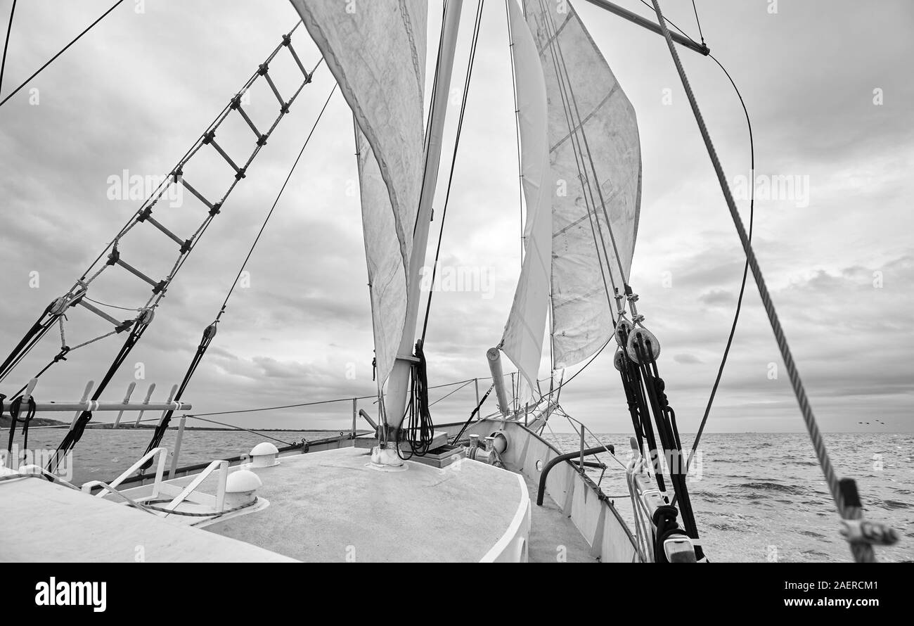 Schwarz/Weiß-Bild vom alten Schoner auf See. Stockfoto
