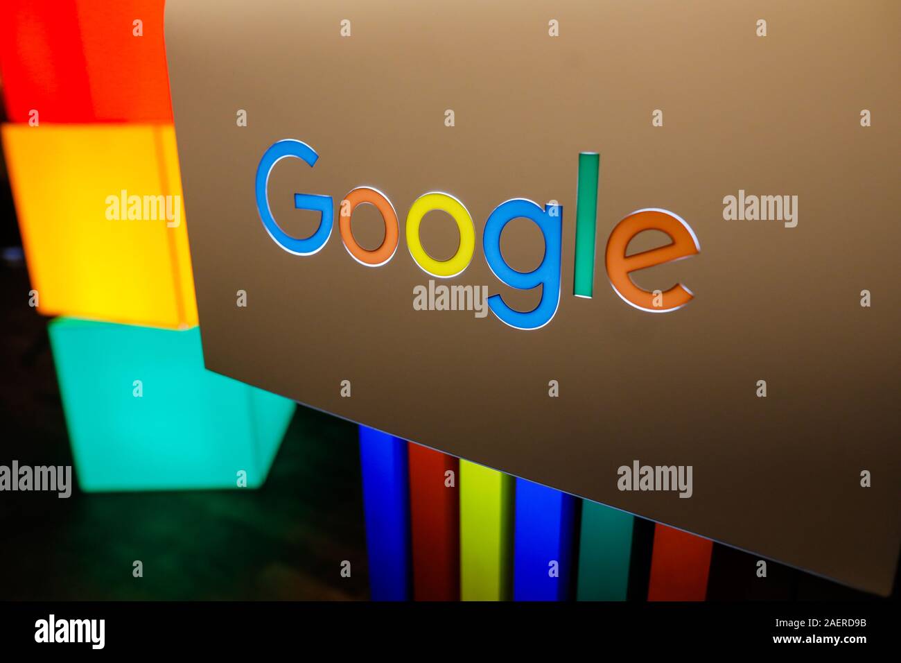 Bukarest, Rumänien - Dezember 10, 2019: flache Tiefenschärfe (selektive Fokus) Bild mit das Google Logo und Google Farben während einer Presseveranstaltung. Stockfoto