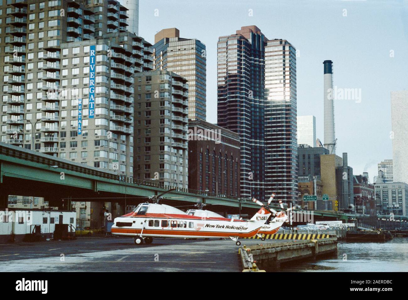New York City, New York, USA - Dezember, 1991: Archiv Editorial der Sikorsky S-58 Hubschrauber von New York Helicopter Company an der 34th Street Stockfoto