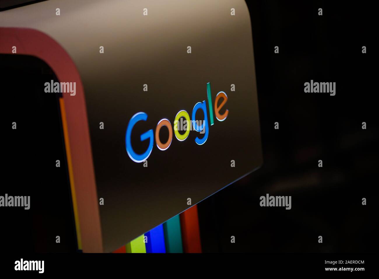 Bukarest, Rumänien - Dezember 10, 2019: flache Tiefenschärfe (selektive Fokus) Bild mit das Google Logo und Google Farben während einer Presseveranstaltung. Stockfoto