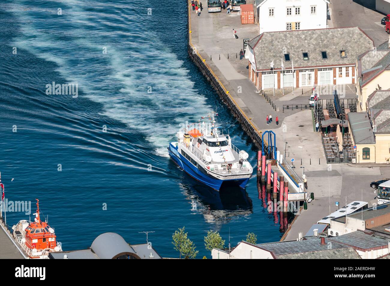 Blick vom Hausberg Aksla, der express Boot ankommt, Alesund, Moere og Romsdal, Norwegen Stockfoto