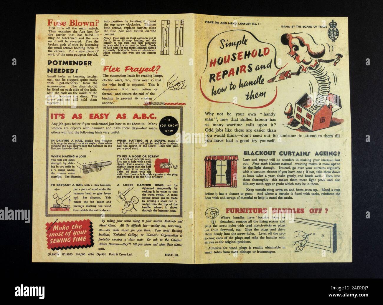 "Make Do and Mend Flyer no 11", ein Stück Replikat-Erinnerungsstücke aus Großbritannien aus dem zweiten Weltkrieg in den 40er Jahren. Stockfoto