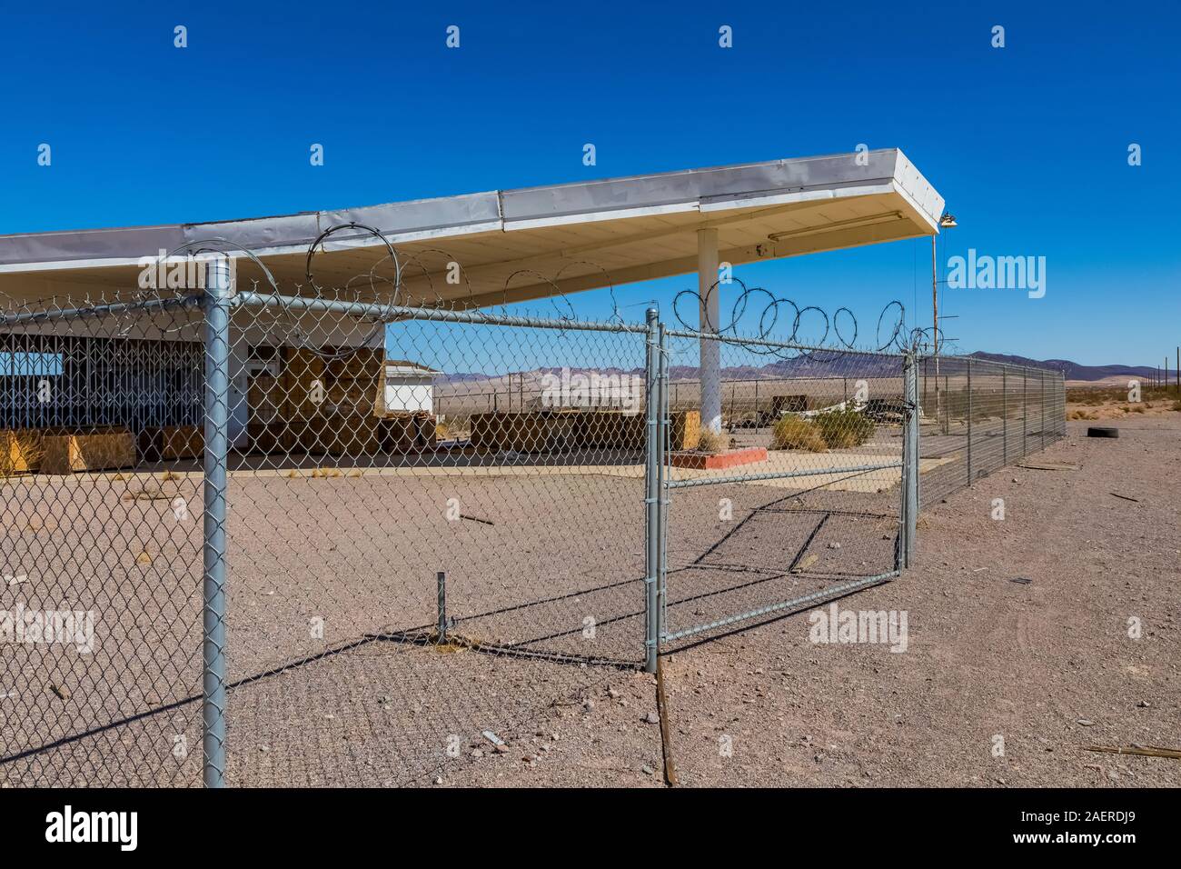 Ruinen einer alten Tankstelle in der Geisterstadt Ludlow entlang der Route 66 in Kalifornien, USA [kein Eigentum Freigabe; für redaktionelle Lizenzierung nur verfügbar Stockfoto