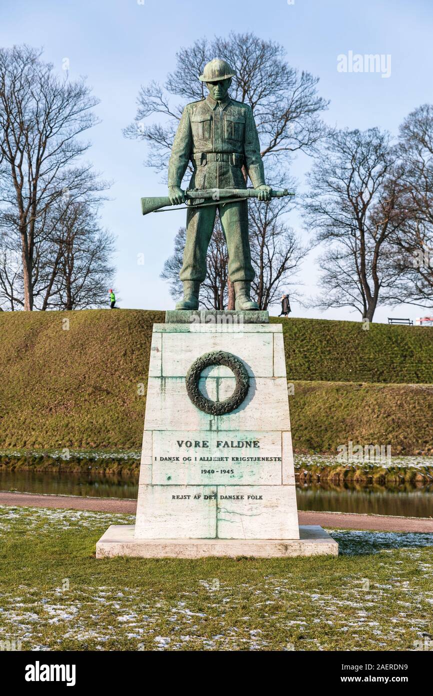 Vore Faldne ('Unsere gesunken"), Bronze Denkmal von Svend Lindhart von 1957 (errichtet 1960), Kastellet, Kopenhagen, Dänemark Stockfoto