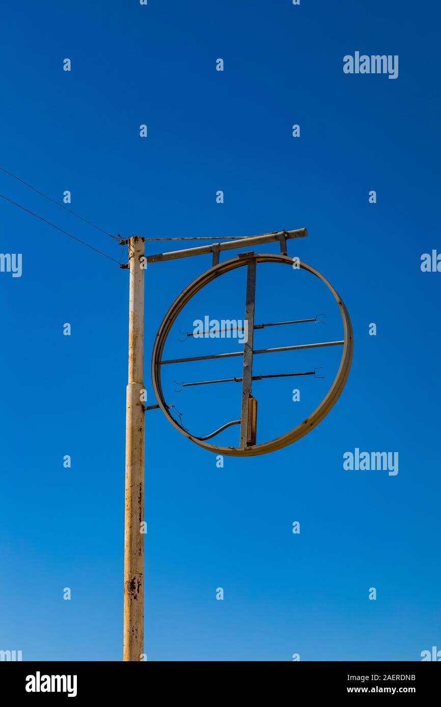 Skelett eines alten Zeichen für eine Tankstelle und Motel in der Geisterstadt Ludlow entlang der Route 66 in Kalifornien, USA Stockfoto