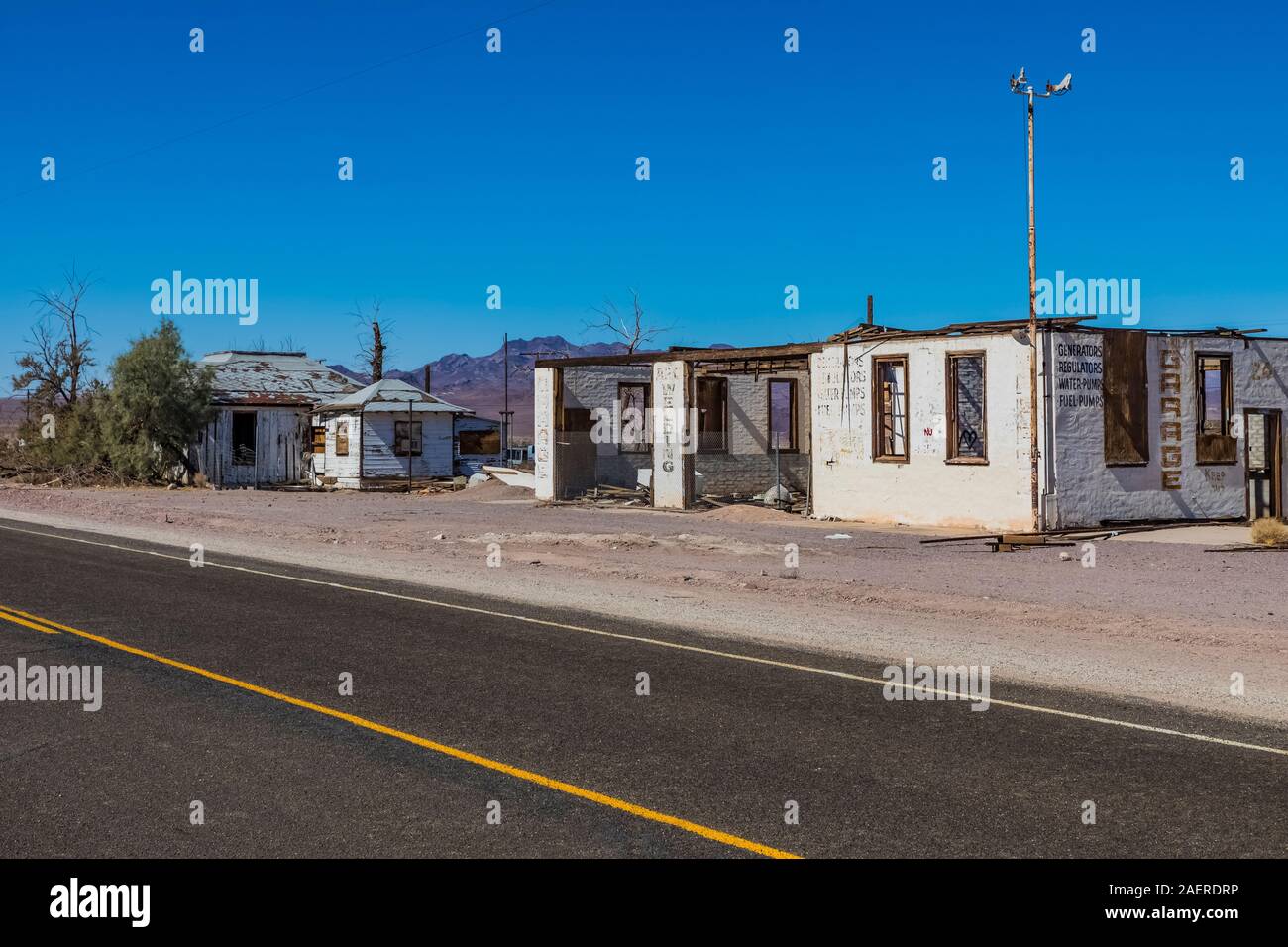 Ruinen einer alten Tankstelle in der Geisterstadt Ludlow entlang der Route 66 in Kalifornien, USA [kein Eigentum Freigabe; für redaktionelle Lizenzierung nur verfügbar Stockfoto