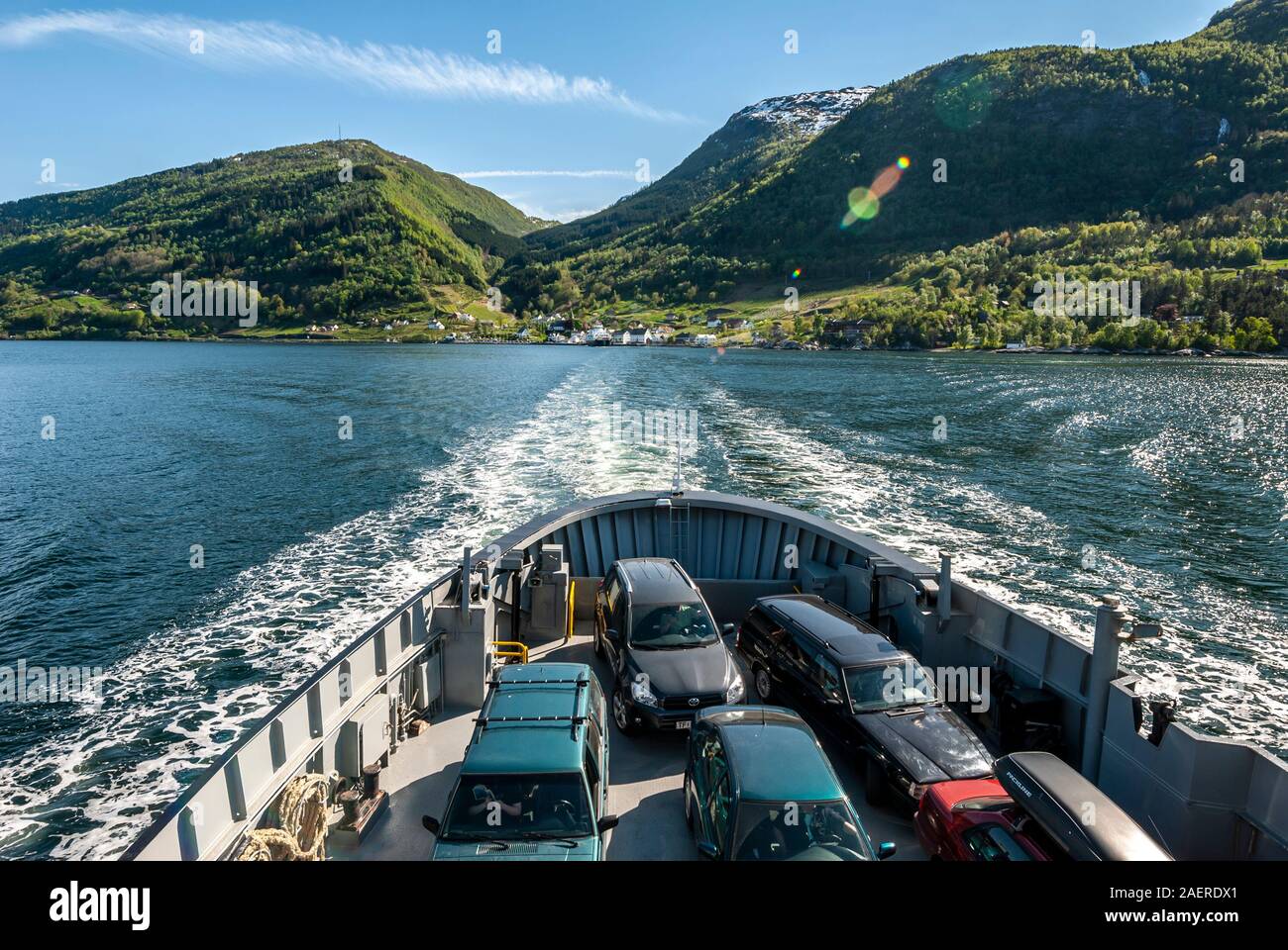 Fahrt mit der Fähre am Hardangerfjord von Utne nach Kvanndal, Utne Dorf an der Rückseite, Hordaland County, Norwegen Stockfoto