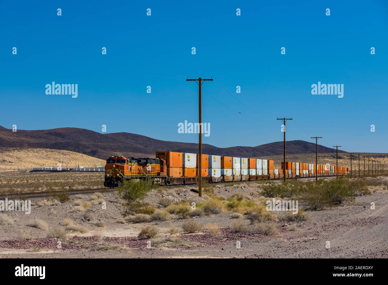 BNSF Güterzug schleppen Behälter entlang der Linie parallel Route 66 in der Nähe von Ludlow und Amboy in Kalifornien, USA [kein Eigentum Freigabe; verfügbar für Stockfoto