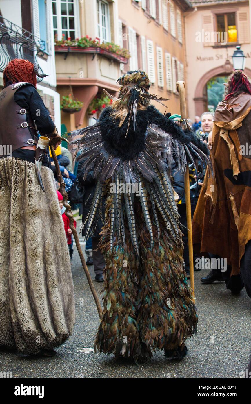 Riquewihr, Elsass, Frankreich - Dezember 8, 2019: Masquerade Parade mit Menschen in Monster oder erschreckende Geschichte Charaktere die Straßen von alten gekleidet Stockfoto