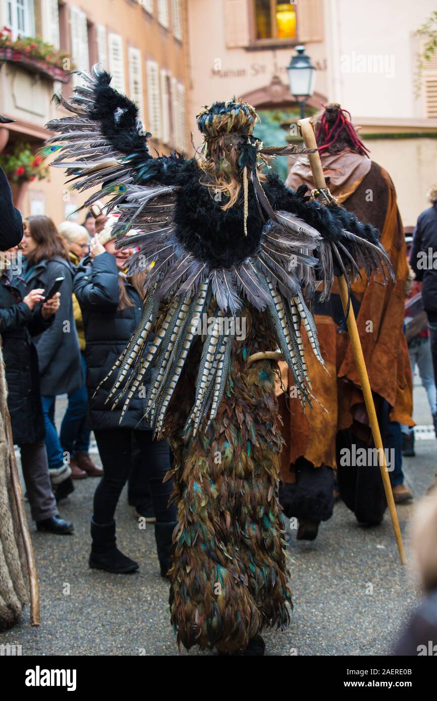 Riquewihr, Elsass, Frankreich - Dezember 8, 2019: Masquerade Parade mit Menschen in Monster oder erschreckende Geschichte Charaktere die Straßen von alten gekleidet Stockfoto