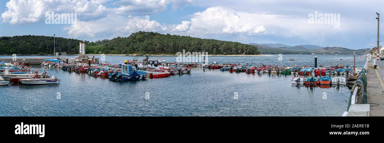 Carril, Pontevedra, Spanien; 31. März 2019: Panoramablick auf die Carril Hafen mit Clam Aquakultur Boote. Breite Fahne Stockfoto