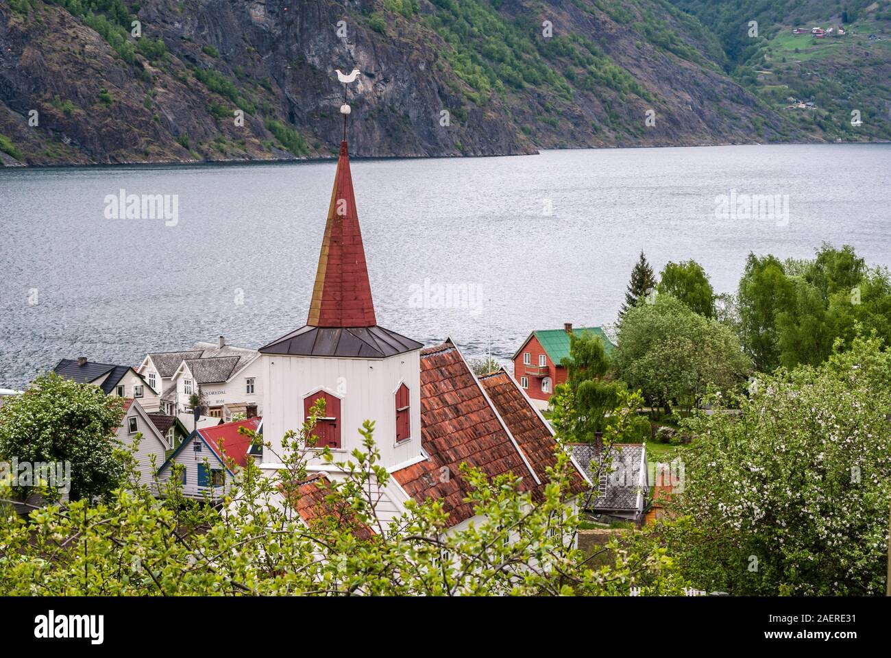 Undredal Dorf am Sognefjord, umgebaut Stabkirche, Sogn og Fjordane, Norwegen, Stockfoto