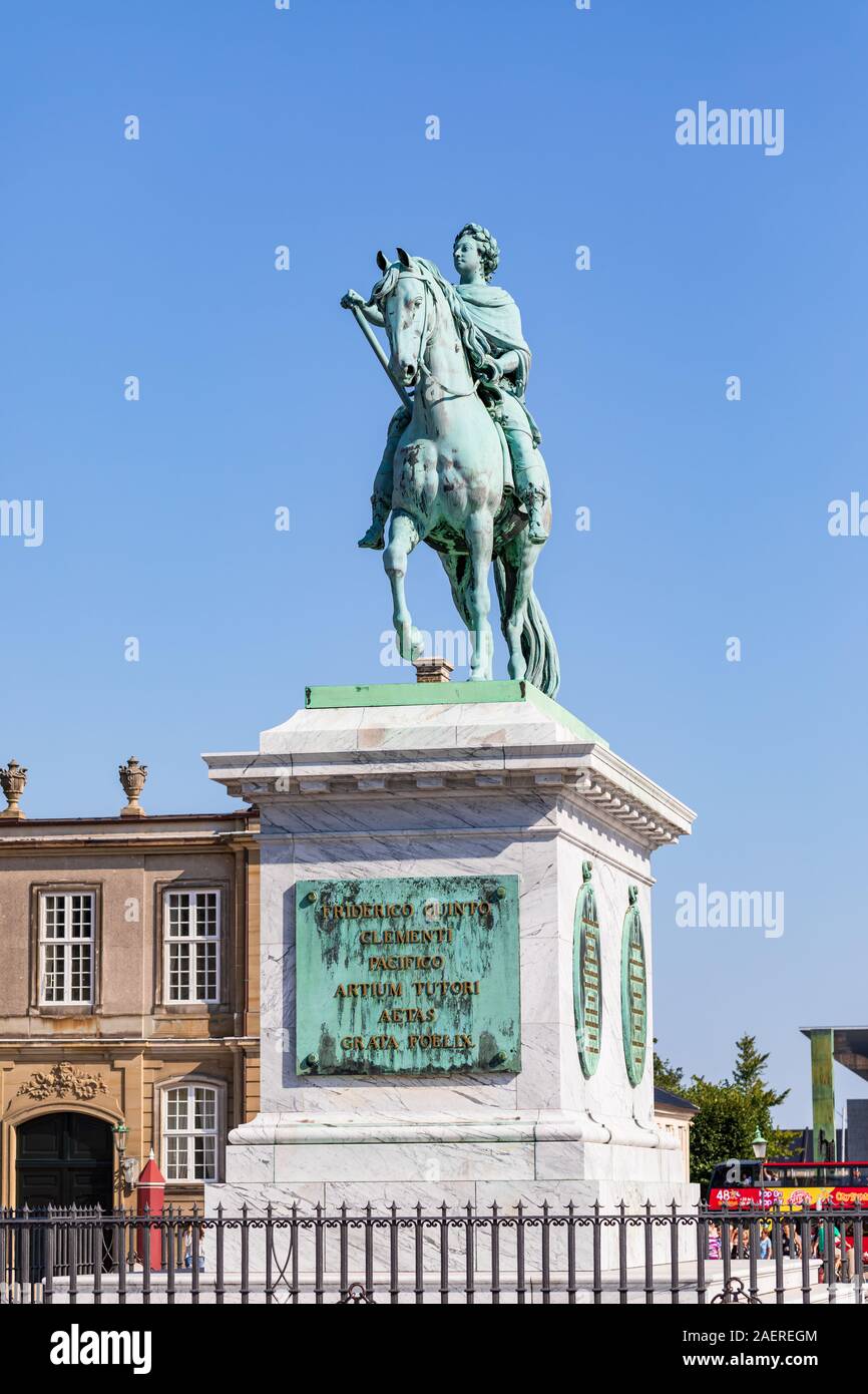 Das Reiterstandbild von König Friedrich V. von Dänemark (Rytterstatuen af Frederik V) im Zentrum von Schloss Amalienborg Square, Kopenhagen Stockfoto