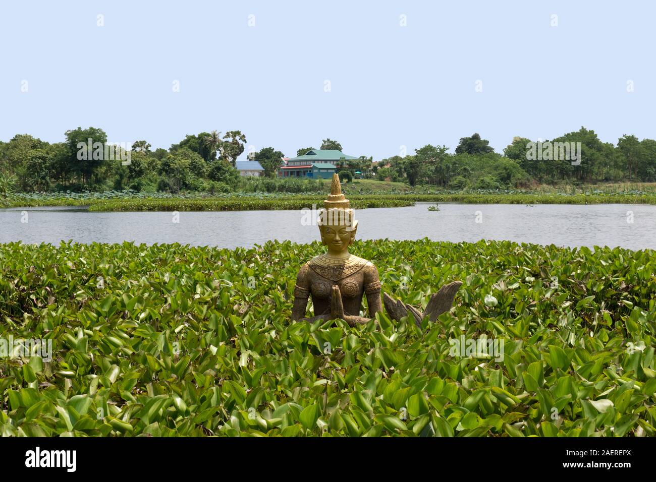 Buddha Statue in einem See in Phnom Banan Tempel, in Battambang, Kambodscha Stockfoto