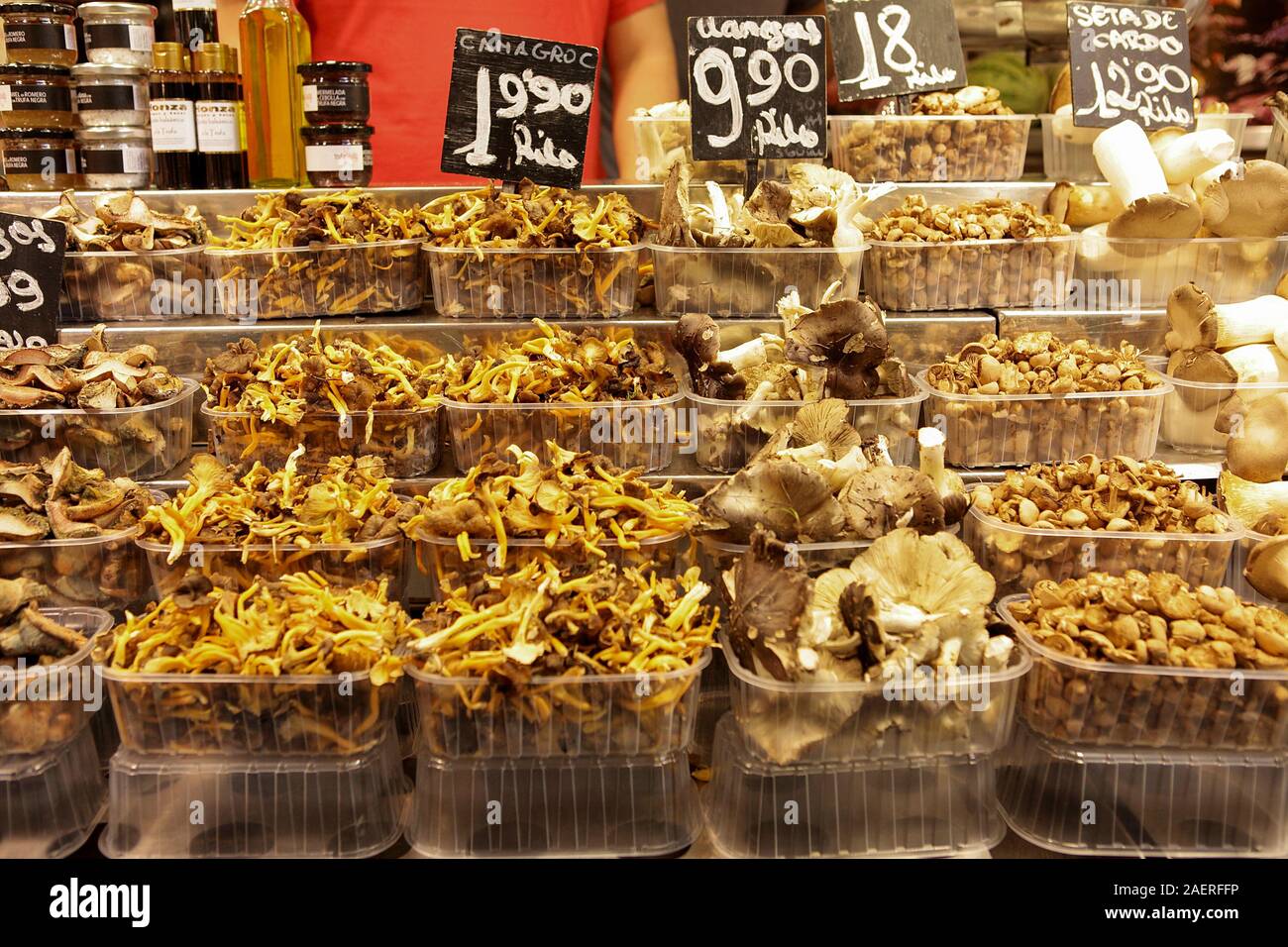 Im berühmten Mercado de La Boqueria in Barcelona, Vielzahl an alle Besucher, die frische Pilze und gesunde Lebensmittel genießen. Stockfoto