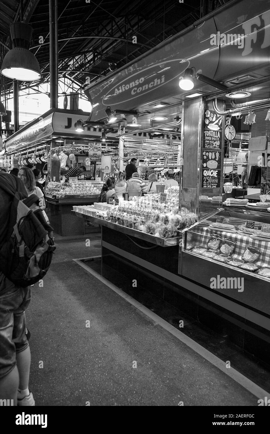 Im berühmten Mercado de La Boqueria in Barcelona, Vielzahl an alle Besucher, die frische Lebensmittel und gesunde Getränke genießen. Stockfoto