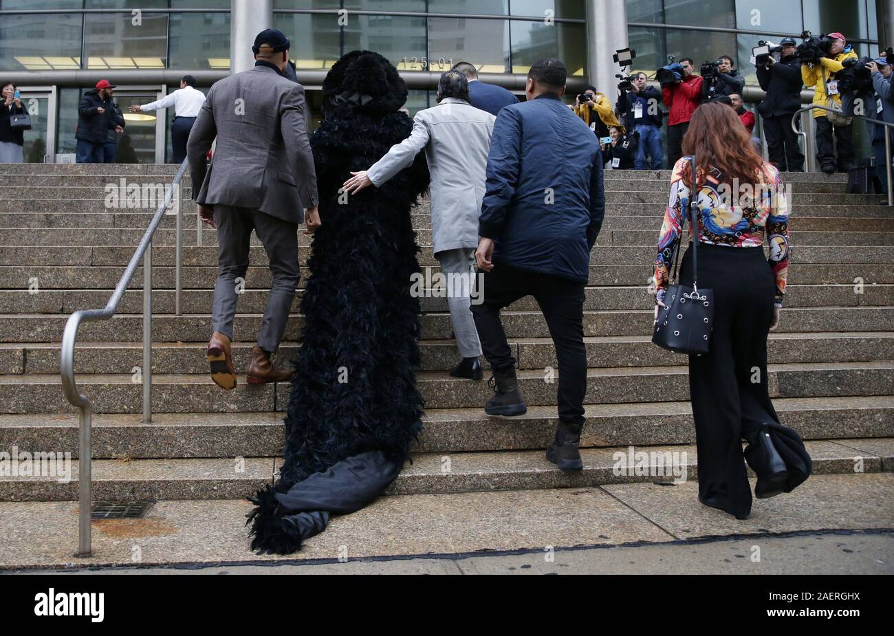 New York, Vereinigte Staaten. 10 Dez, 2019. Cardigan B kommt an Queens County Strafgerichtshof in New York City am Dienstag, 10. Dezember 2019. Der 26-Jährige ist mit Flaschen und Stühlen an zwei Barkeeper an den Engeln Strip Club in Rückspülung im August 2018 vorgeworfen. Foto von John angelillo/UPI Quelle: UPI/Alamy leben Nachrichten Stockfoto