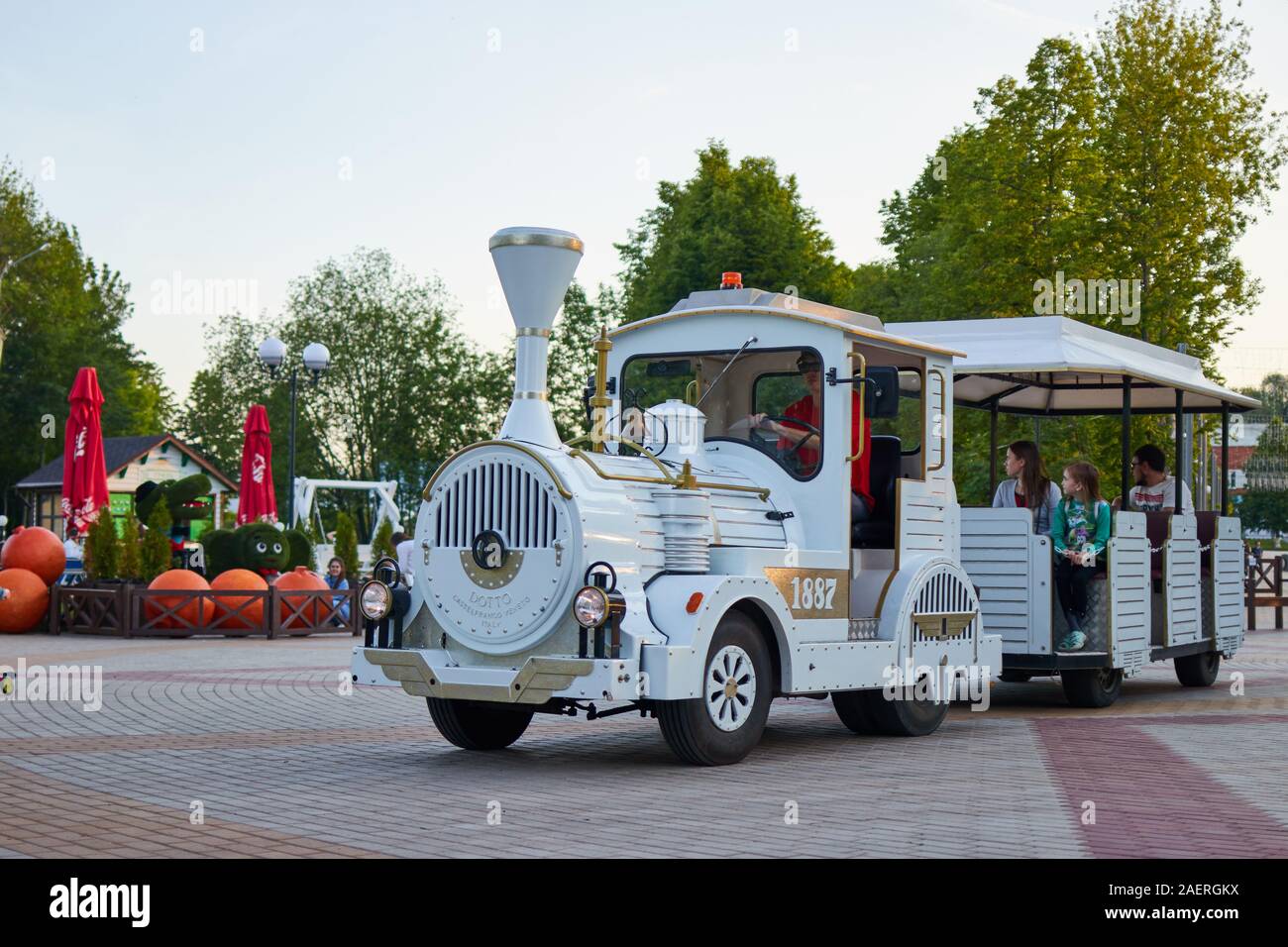 Kinder Fahrt mit der Lokomotive in den Park. Cheboksary, Russland, 28.05.2019 Stockfoto