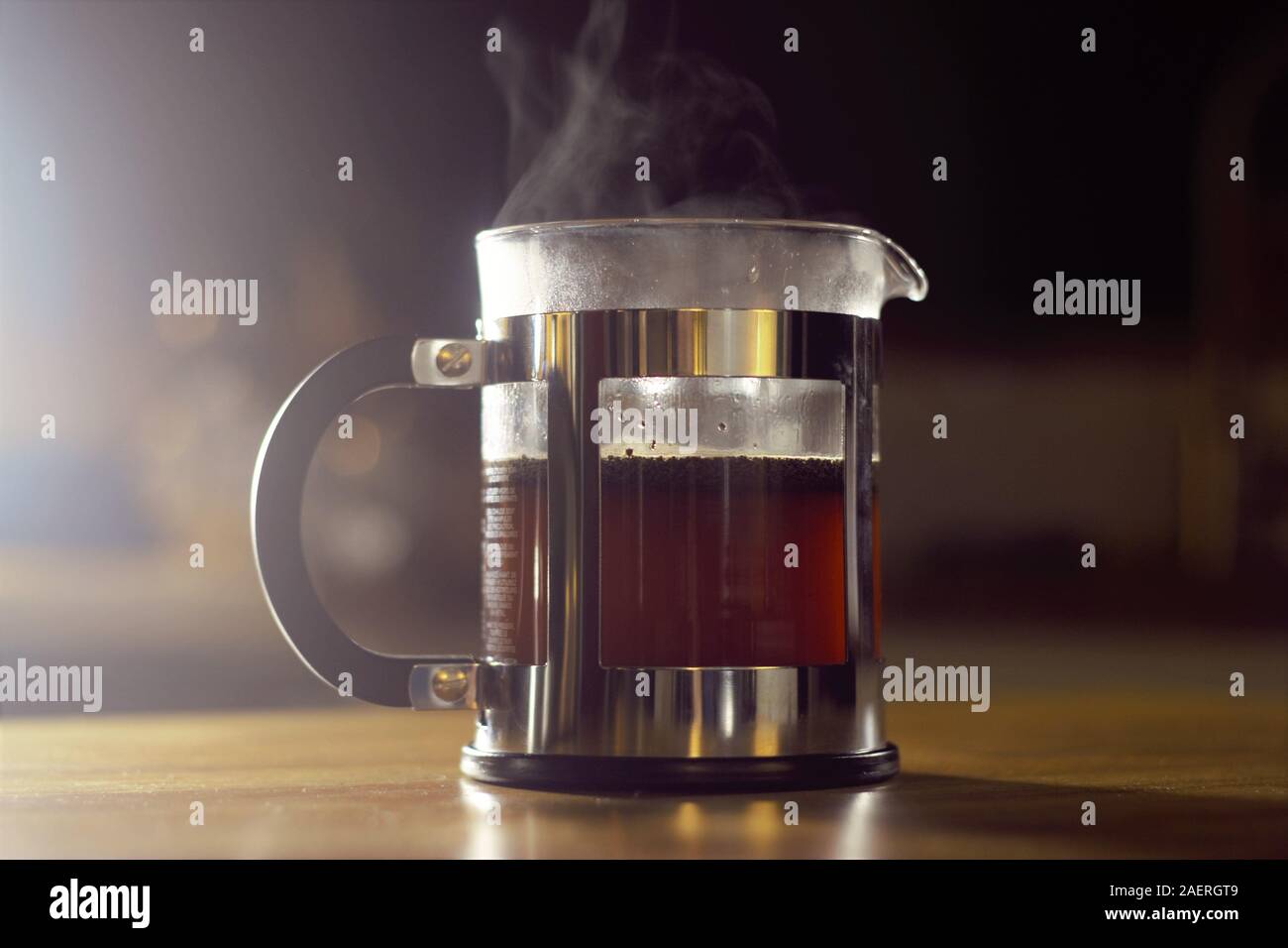 Filmische French Press Kaffee mit Dampf Stockfoto