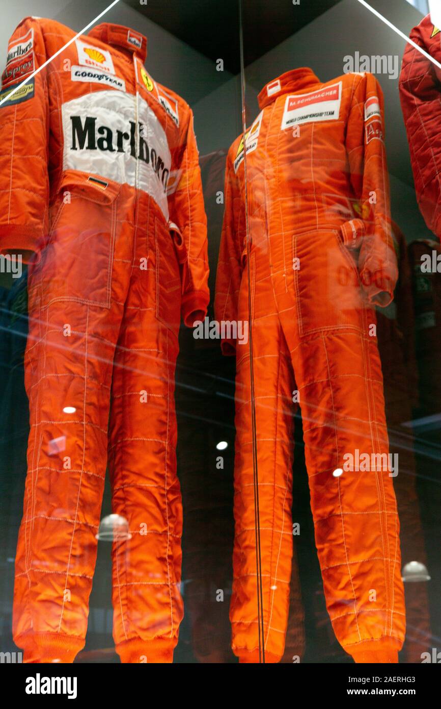 All'asta da Sotheby's caschi, tute da corsa, guanti di Michael Schumacher: cimeli che valgono 1,4 milioni di sterline - La Stampa