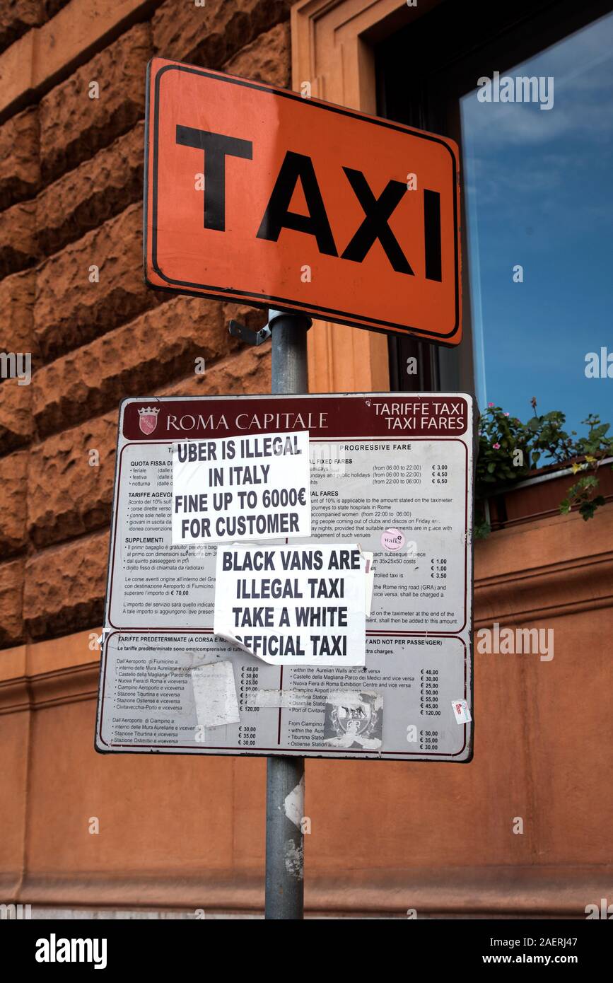 Anti Uber Aufkleber an einem Taxistand im Zentrum von Rom, Italien. Stockfoto