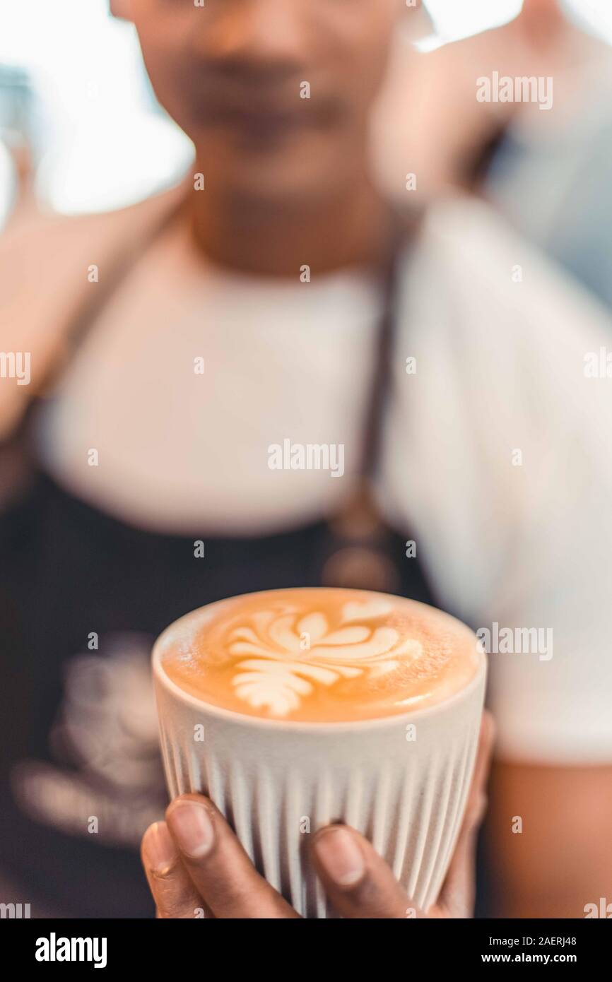 Eine wiederverwendbare Becher Kaffee Schale gemacht Stockfoto