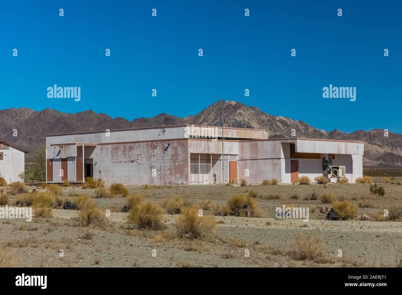 Die Ruinen von Amboy Schule, die 1999 geschlossen, entlang der Route 66 in Amboy, Kalifornien, USA [kein Eigentum Freigabe; für redaktionelle Lizenzierung nur verfügbar] Stockfoto