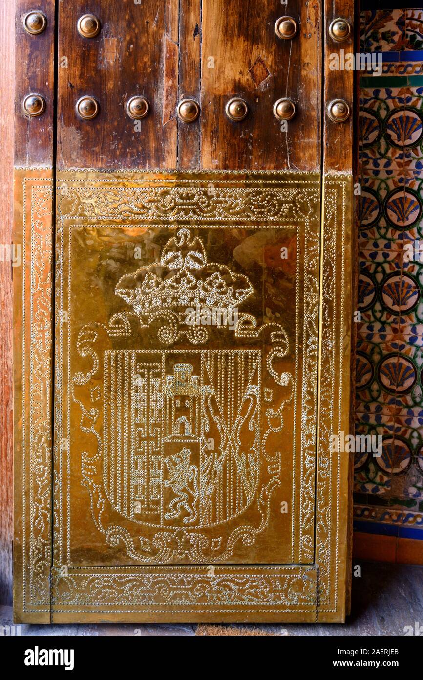 Details von Wappen Relief auf die Wände der Kirche, der Kirche von San Bartolome, Provinz Sevilla, Sevilla, Spanien Stockfoto