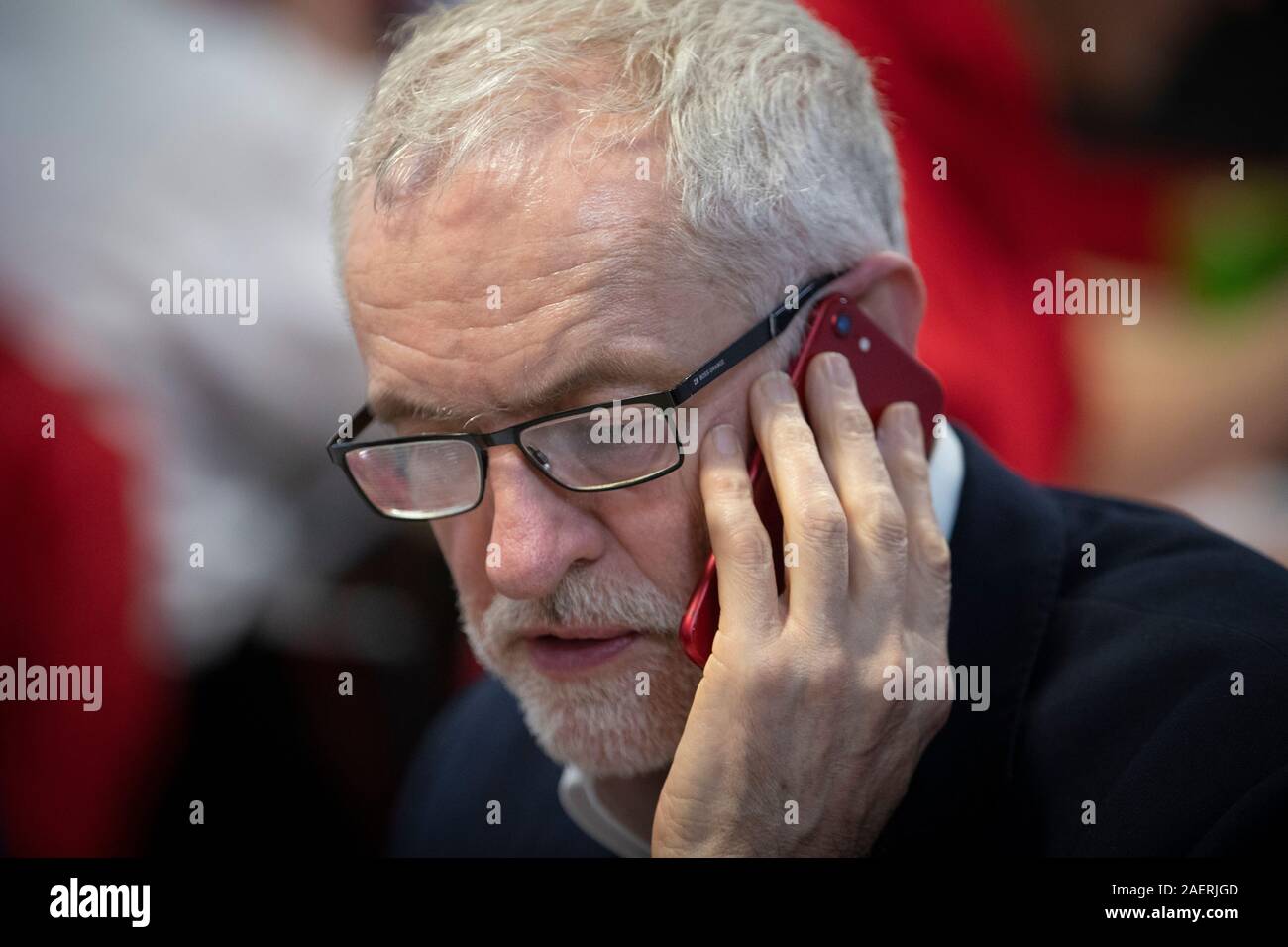 Der Führer der Jeremy Corbyn verbindet eine Phone Banking Sitzung mit Aktivisten seiner Partei im Scottish Labour Party Sitz in Glasgow, während auf der allgemeinen Wahlkampagne Trail. Stockfoto