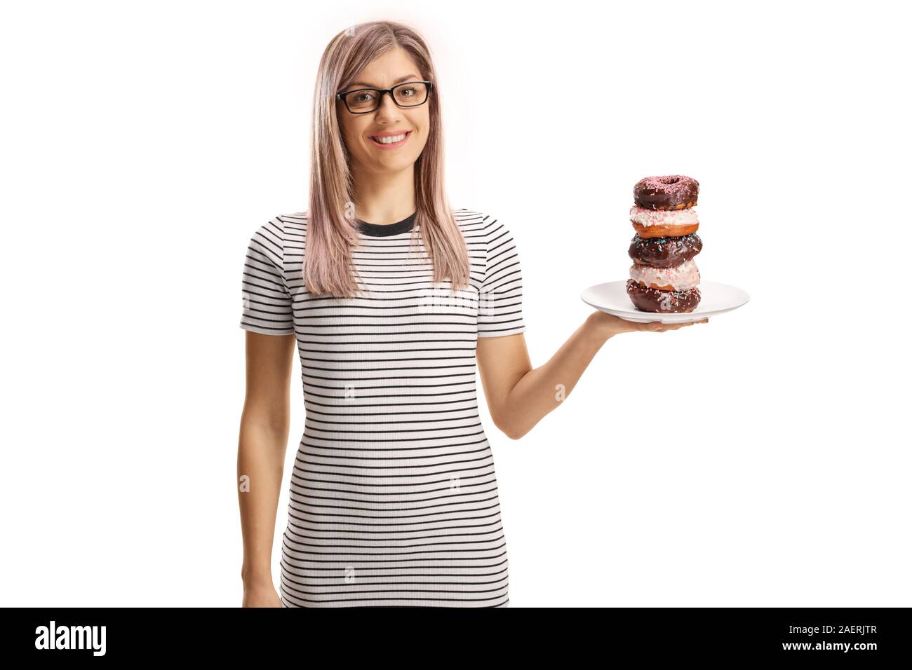 Junge Frau mit Brille mit einem Teller Donuts auf weißem Hintergrund posiert Stockfoto