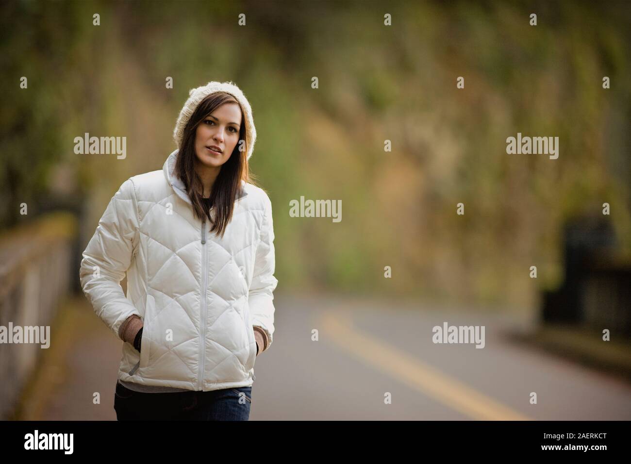 Brünette Frau in warme Kleidung angezogen. Stockfoto