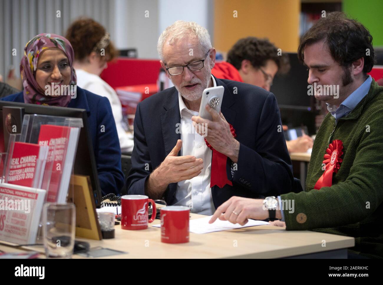 Der Führer der Jeremy Corbyn verbindet eine Phone Banking Sitzung mit Aktivisten seiner Partei im Scottish Labour Party Sitz in Glasgow, während auf der allgemeinen Wahlkampagne Trail. Stockfoto