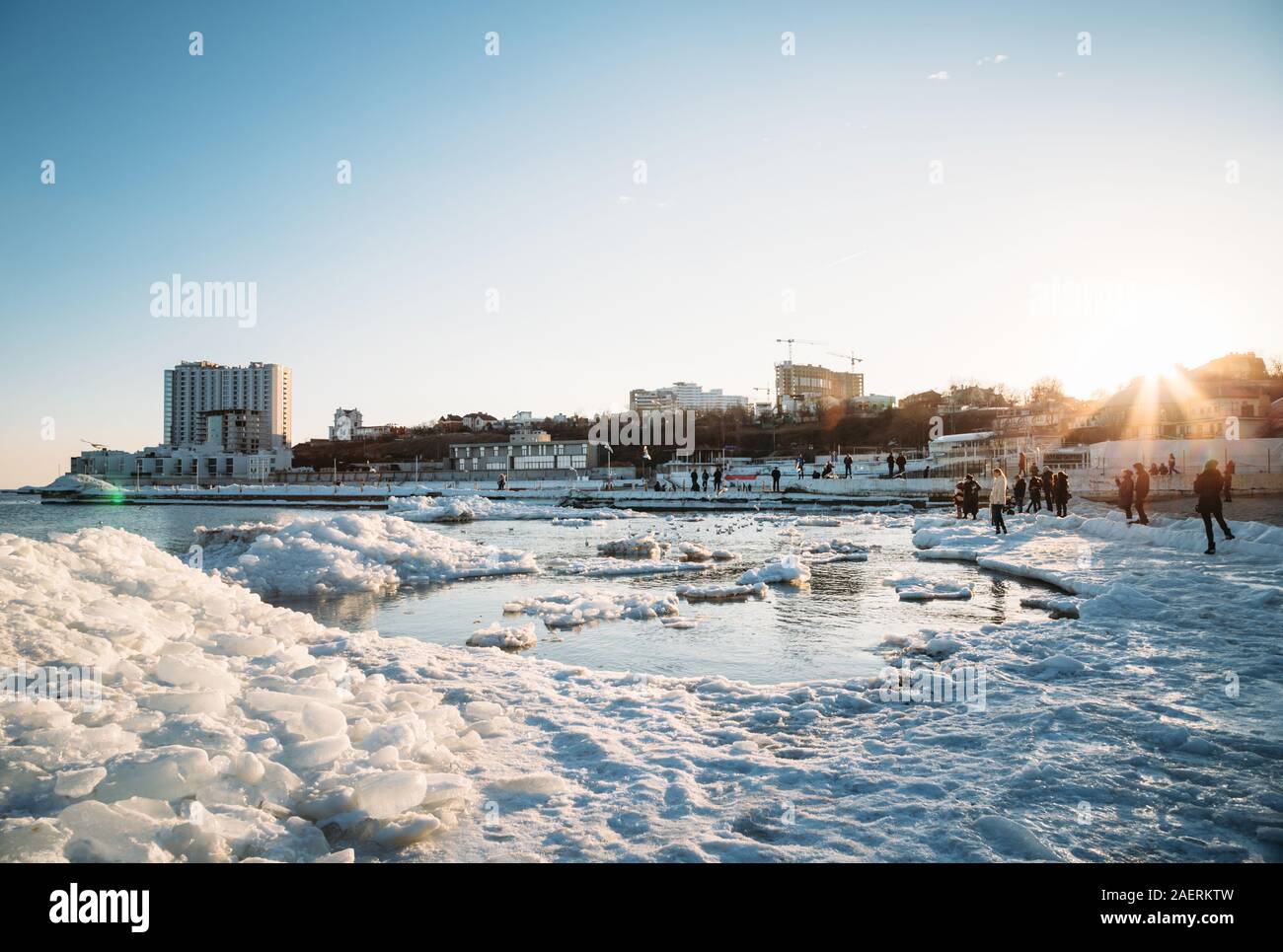 Odessa, Ukraine - Februar, 16 2017: eine gefrorene Küste des Schwarzen Meeres mit Eis bei Sonnenuntergang abgedeckt in der Mitte der Stadt Odessa, Arcadia Strand Stockfoto