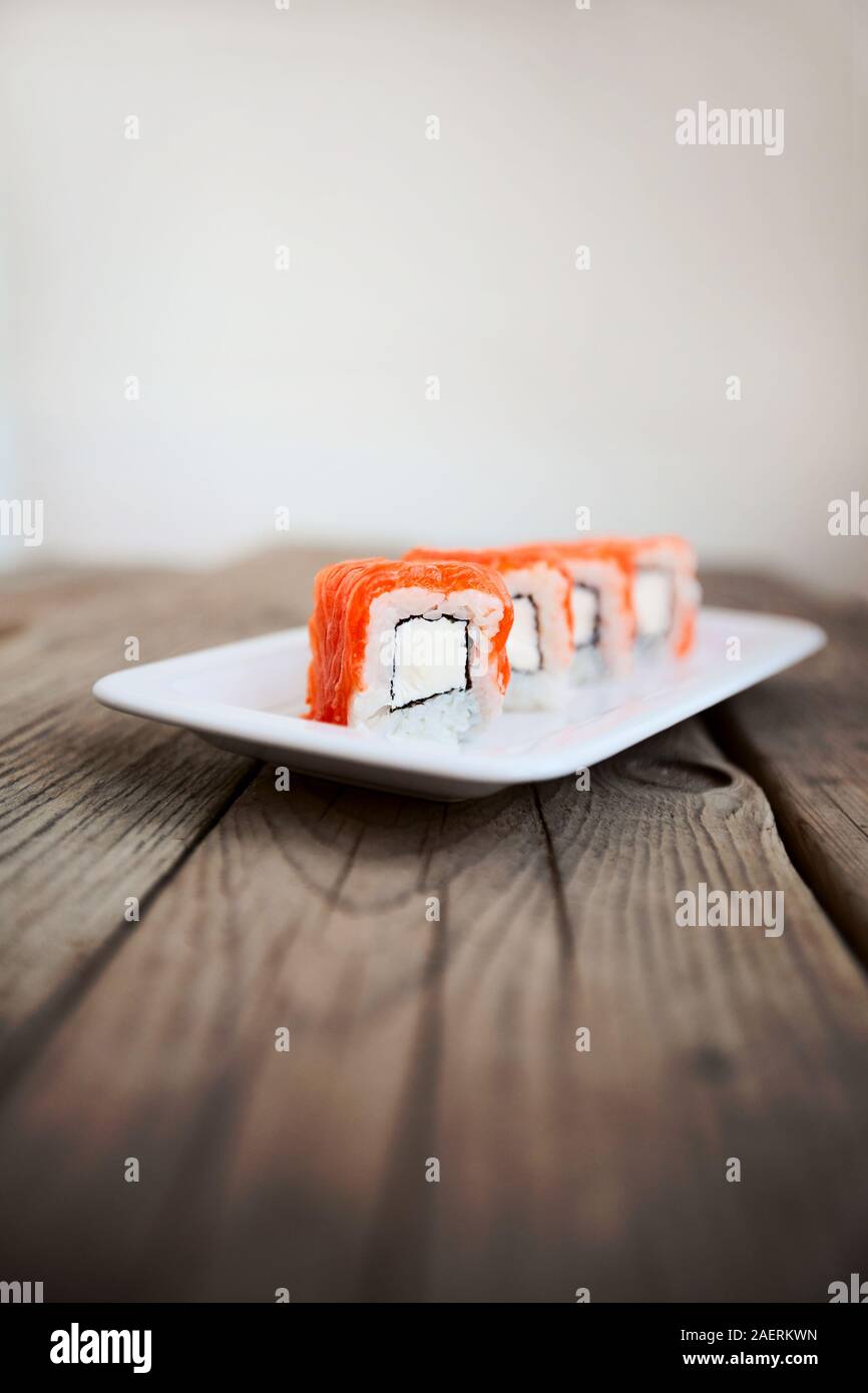 Lecker Sushi mit Stäbchen, Japan traditionelle Meeresfrüchte Stockfoto