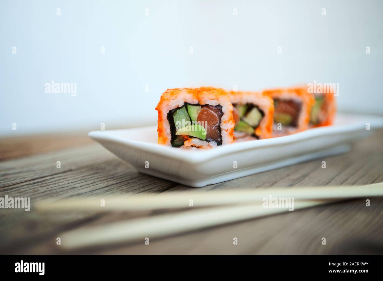 Lecker Sushi mit Stäbchen, Japan traditionelle Meeresfrüchte Stockfoto