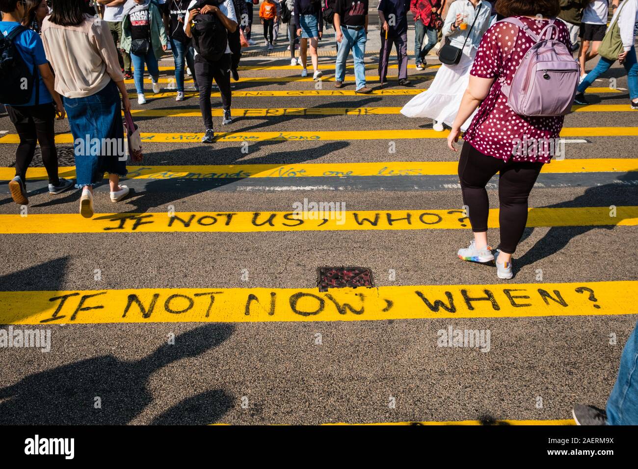 HongKong - November, 2019: Graffiti auf fußgängerüberweg Lesen "Wenn nicht wir, wer? Wenn nicht jetzt, wann dann?' Während des 2019 HongKong Proteste, Demonstrationen in Hongkong Stockfoto