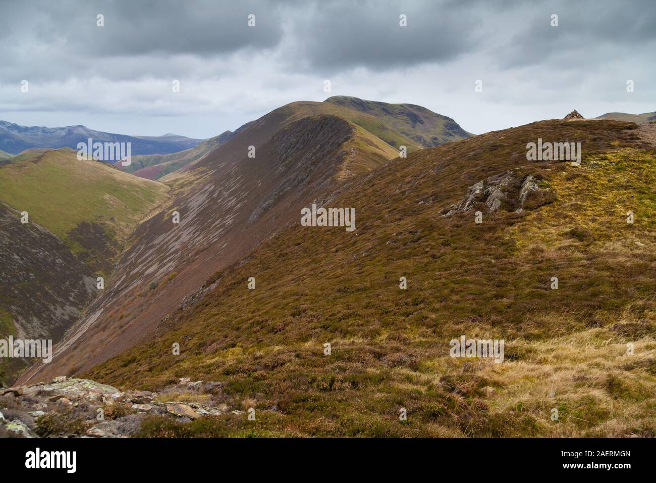 Rückblick auf Crag Hill vom Gipfel des Causey Pike, Lake District, England Stockfoto