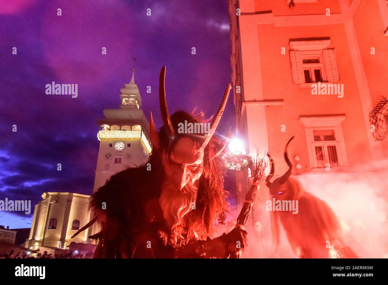 Retz: Perchtenlauf (Krampus laufen, Maske Prozession) mit Krampus auf dem Marktplatz vor dem Rathaus in Weinviertel, Niederösterreich, untere Austri Stockfoto