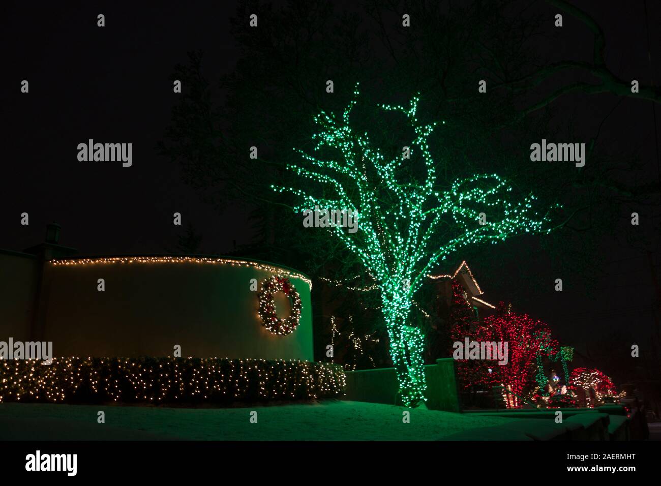 Aufwändige Weihnachtsdekoration auf Häuser in Dyker Heights, Brooklyn, NY, USA. Eine Nachbarschaft Tradition. Stockfoto